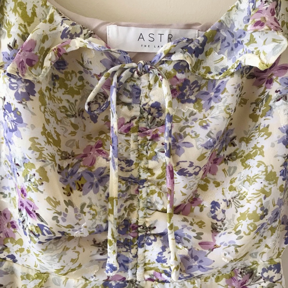 ASTR Anastasia Cutout Back Mini Dress, Ivory Lilac Floral, NWT - Picture 5 of 16